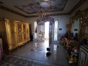 Хинштейн показал «золотые унитазы» в доме задержанного начальника УГИБДД Ставропольского края