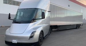 Tesla готовится к выпуску электрического грузовика Semi