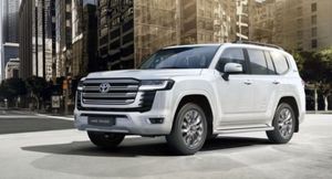 Новый Toyota Land Cruiser 300 добрался до отечественных дилеров