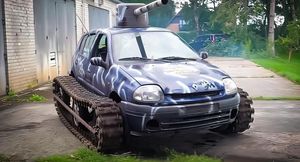Renault Clio превратили в гусеничный «танк» с башенным орудием на крыше