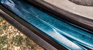 Простой и долговечный способ защитить пороги машины от случайных царапин обувью