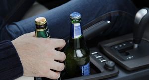 Может ли пассажир в автомобиле употреблять алкоголь?