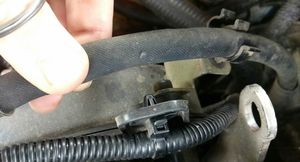 Что делать, если перетираются шланги и трубки под капотом автомобиля Lada