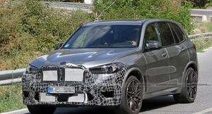 Обновленный кроссовер BMW X5 M с брутальной внешностью начал испытания на городских дорогах