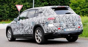 Внедорожник Mercedes EQS 2022 теряет камуфляж на шпионских фото