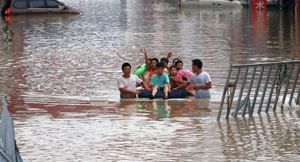 Geely помогает людям бороться с наводнениями