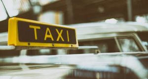 Таксистов без QR-кодов начали отстранять от работы