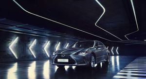 Обновленный бизнес-седан Lexus ES доступен для заказа в России