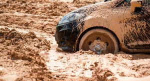 Специалисты рассказали, как выбраться на автомобиле из грязи и песка без помощи техники