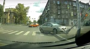 Nissan Primera завалил светофор в Петербурге и поехал дальше