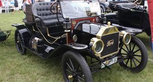 В Сети появился интересно снятый обзор на Ford Model T образца 1914 года