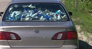 Автолюбитель из Канады загрузил весь салон Toyota Corolla пустыми пивными банками