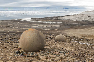 Загадка острова Чамп. Почему остров усыпан каменными шарами.