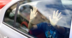 В ГИБДД напомнили об опасности оставления ребенка в машине