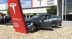 Владельцам Tesla после серьезных аварий возвратят доступ к зарядкам Supercharger