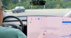Электромобили Tesla научились проезжать нерегулируемые перекрёстки автоматически