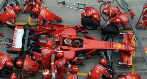 Как механики меняют колёса в Формуле-1