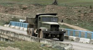 Почему КрАЗ-256 первым запускали на грунтовые дороги на больших стройках?