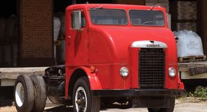 Corbitt D800 — грузовой автомобиль со спальным местом под лобовым стекло