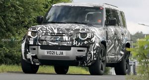 Land Rover тестирует удлиненную версию внедорожника Defender: модель попала на шпионские камеры