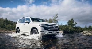 Toyota Land Cruiser 300 спровоцировал большой ажиотаж в РФ