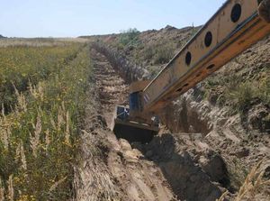 Украинские пограничники начали рыть противотанковые рвы на границе с Россией
