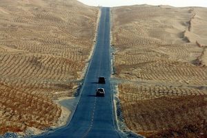 Невозможно в России: почему Китай построил самую длинную дорогу в пустыне среди барханов