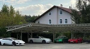В небольшом украинском поселке под Киевом нашли стоянку с Ferrari, Lamborghini и Bentley