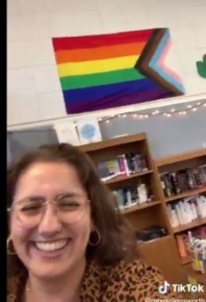 В США учительница предложила детям присягнуть флагу ЛГБТ