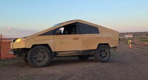 У Tesla Cybertruck появился фанерный «близнец»