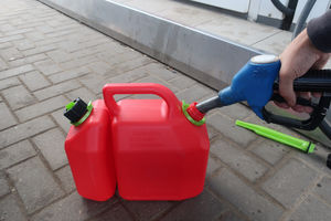 Ответ заправщику, который отказывается залить бензин в пластиковую канистру