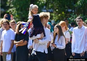 В Госдуме предложили петь гимн России в школах на госпраздниках