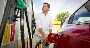 Почему экономия на бензине часто приводит к большим тратам на капремонт двигателя?