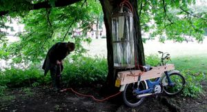 В Нидерландах владелец мопеда самостоятельно добывает газ для заправки транспорта