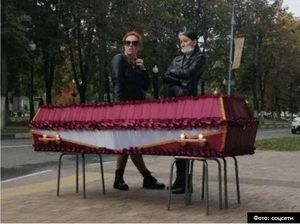 Жительница Балашихи привезла к зданию администрации гроб с телом сестры