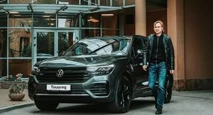 Volkswagen подарил тренеру сборной России по футболу внедорожник