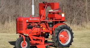 Трактор для выращивания рождественских ёлочек от Farmall