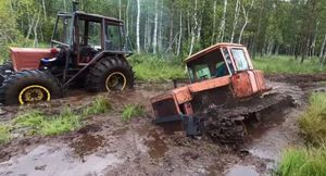 Испытания вездехода ДТ-75 и трактора Т-30 в болоте