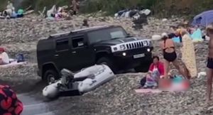 Водитель разъезжал по пляжу Владивостока на Hummer