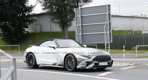 Mercedes-AMG SL 2022 года появился на шпионских фото практически без камуфляжа
