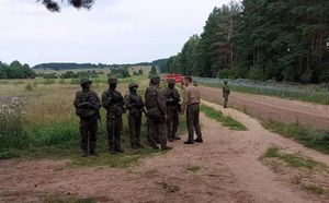 Польская пресса: Мигранты уже нашли способ прорваться из Белоруссии в Польшу и теперь прячутся в наших лесах