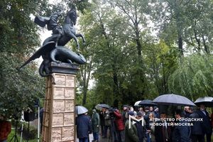 В Москве открыли памятник Лужкову с напоминанием о роли в возвращении Севастополя