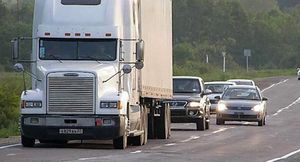 Эксперт объяснил: почему грузовики по прямой трассе включают поворотники