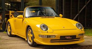 Яркий Porsche 993 Convertible с аэродинамическим обвесом продают за 6 млн рублей