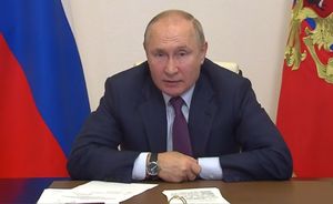 Путин: Рано кричать ура, надо победить врага в лице бедности (опрос)