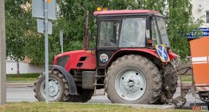 В Казахстане ставили старые гусеничные советские трактора на колёса