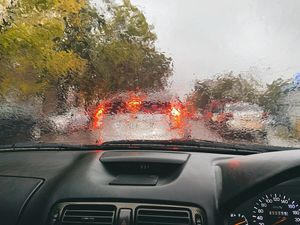 Плохая погода и плохие водители: 5 правил безопасной езды в дождь