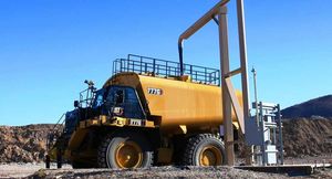 Самосвал Caterpillar модернизировали в поливальную машину с баком