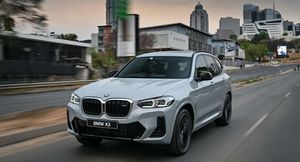 Компания BMW официально представила кроссовер X3 M40i 2022 года