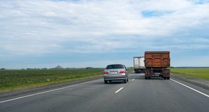 Автомобиль пошел на обгон, но завершить маневр не удается: как быть